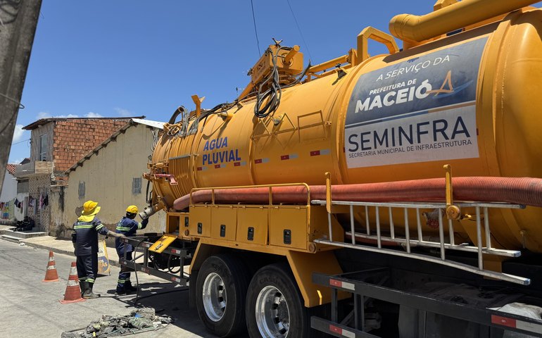 Seminfra reforça manutenção preventiva e retira 233 toneladas de entulho da rede de drenagem em Maceió