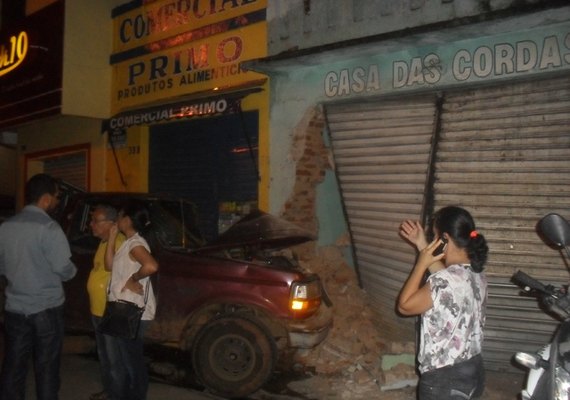 Motorista perde controle colide em muro de loja no centro de Palmeira