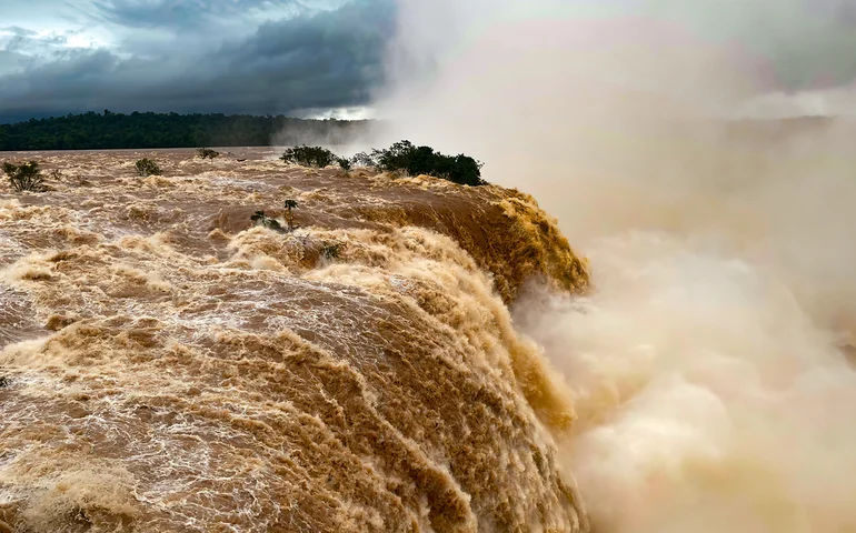 Vazão das Cataratas do Iguaçu chega a 24 milhões de litros por segundo