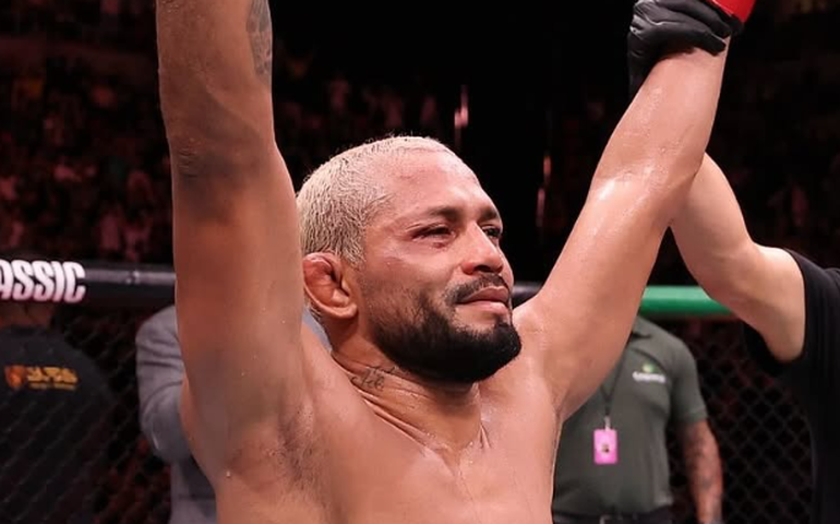 Brasileiro ex-campeão do UFC capota o carro em acidente, mas tranquiliza fãs: 'Livramento'