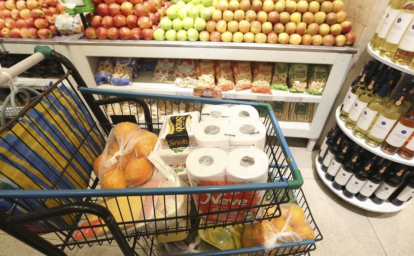 Custo da cesta básica cresce em 14 capitais em fevereiro, afirma Dieese; Recife lidera alta