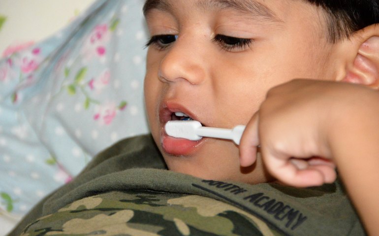 Cirurgiã-dentista da Sesau orienta sobre a primeira consulta odontológica de crianças