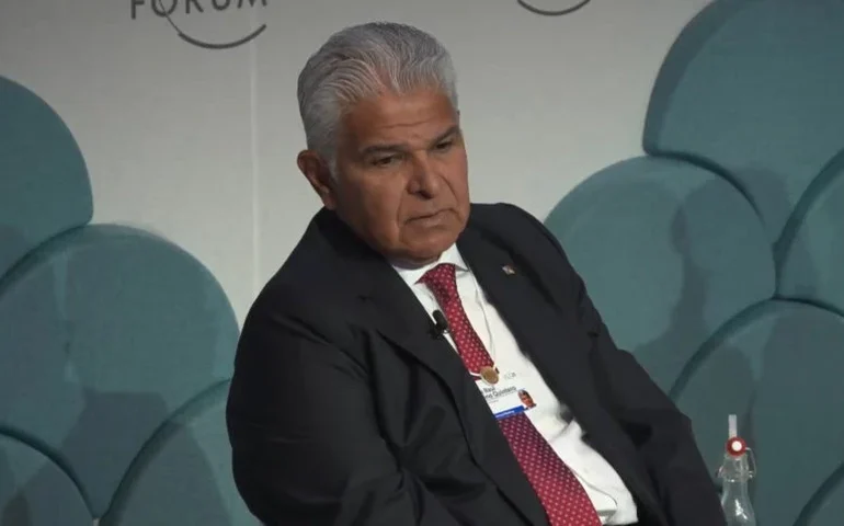 Presidente do Panamá diz que acordo com EUA sobre Canal é 'absoluta falsidade'