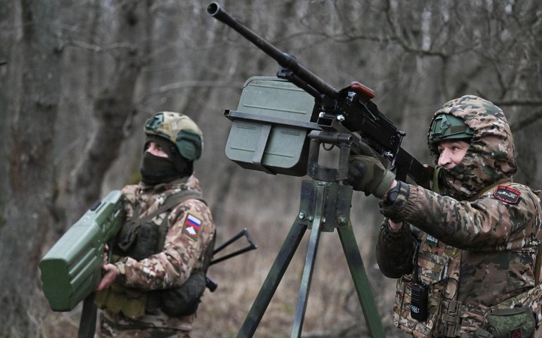 Grupo de militares russos teria recebido uma metralhadora de 4 canos para 'caçar' drones (FOTOS)