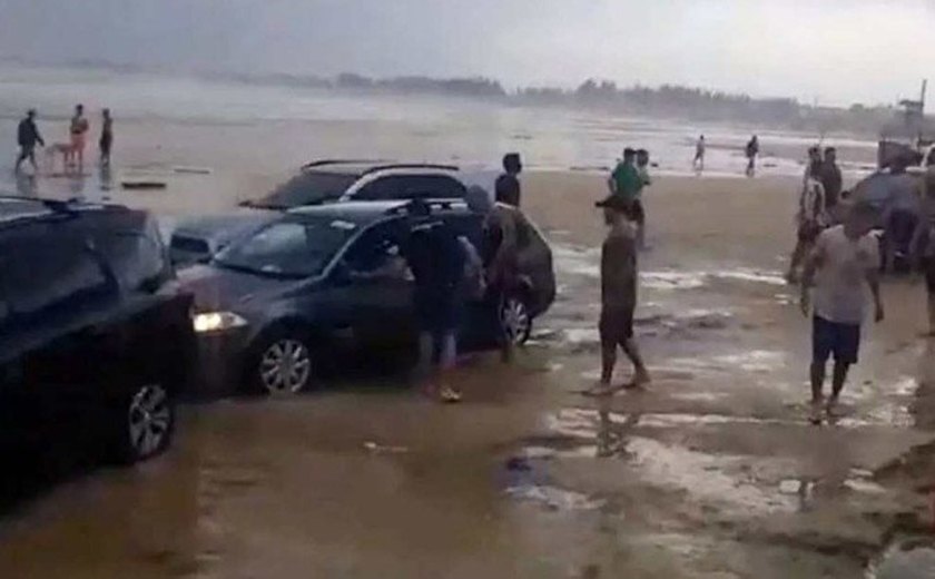 Tsunami atinge litoral Sul de Santa Catarina e arrasta carros