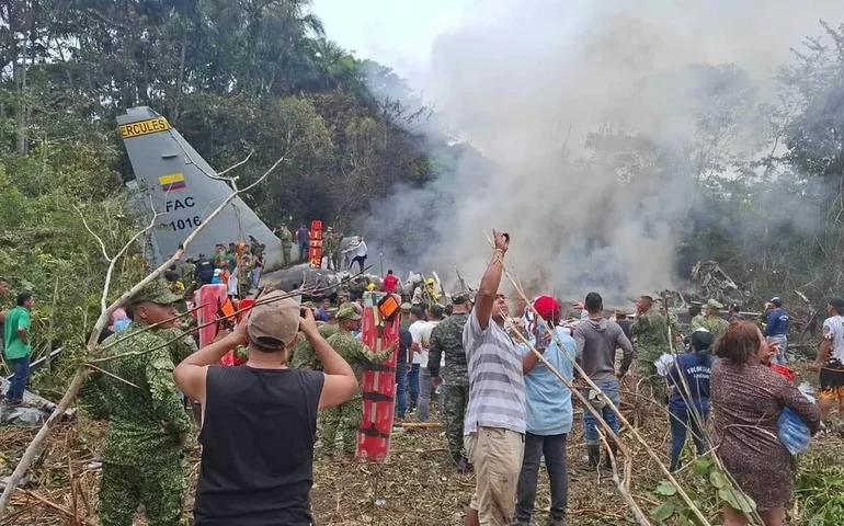 Avião militar com 121 pessoas a bordo cai na Colômbia, matando dezenas