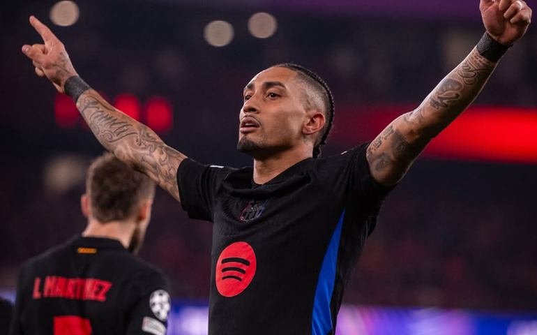 Raphinha decide e Barcelona supera Benfica com um a menos nas oitavas da Liga dos Campeões