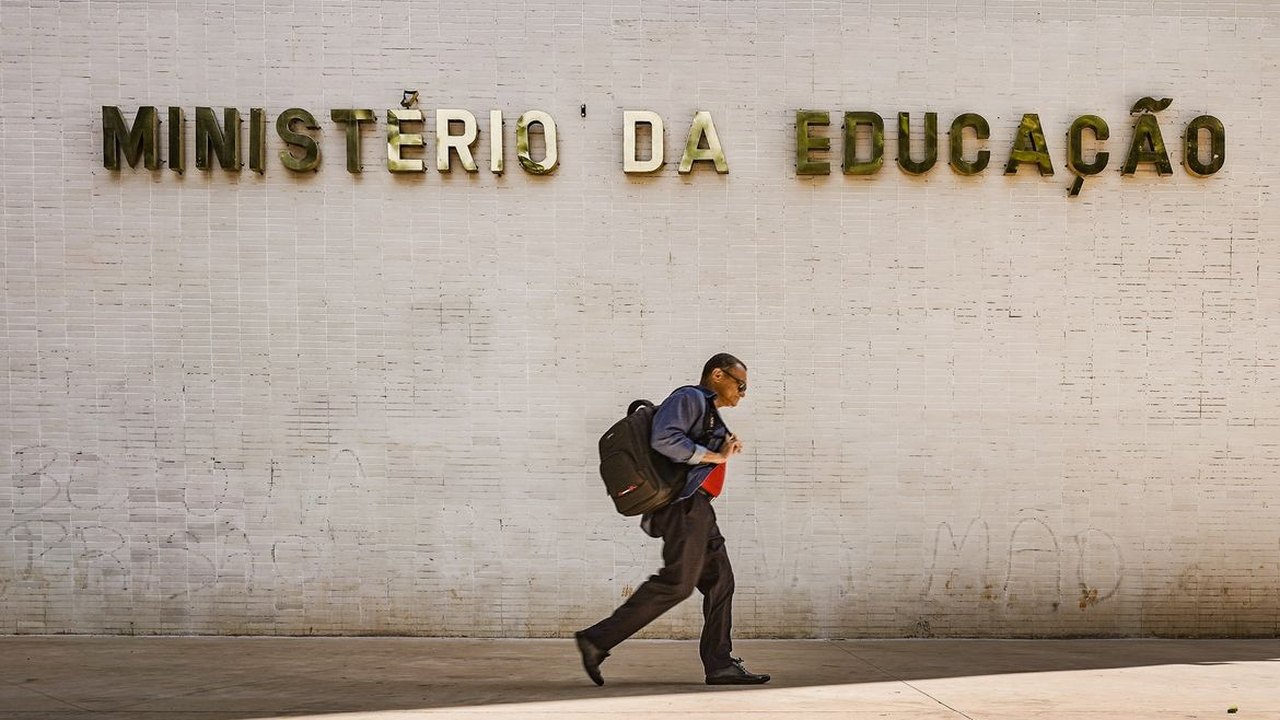 MEC oferece nove cursos gratuitos sobre IA para professores da educação básica