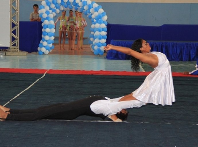 Dupla alagoana brilha na Europa com apresentação de dança circense