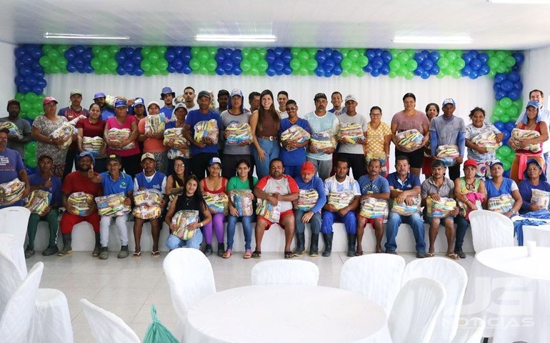 Prefeita Marcela Gomes promove café da manhã em reconhecimento ao trabalho dos garis e margaridas