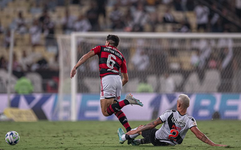 Com 1º tempo sensacional, Flamengo vence clássico e deixa Vasco na zona do rebaixamento