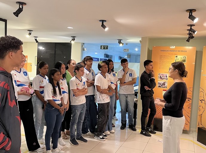 Estudantes da rede estadual visitam Memorial Pontes de Miranda em ação do PCJE