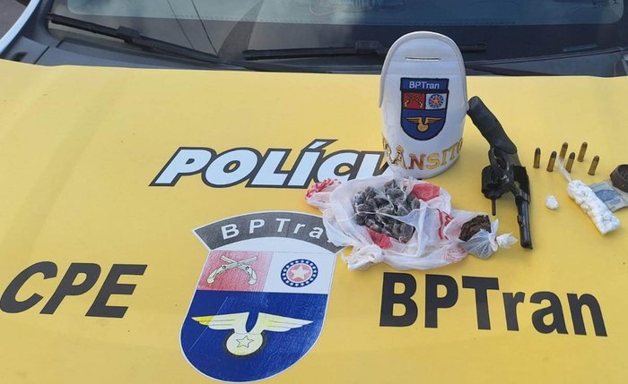 Arma e droga apreendida em poder de passageiro Arma e droga apreendida em poder de passageiro