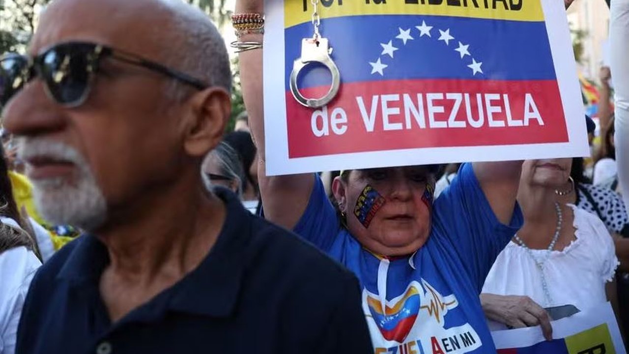 Manifestantes marcham até Embaixada do Brasil em Caracas para pedir a Lula que interceda por presos políticos na Venezuela