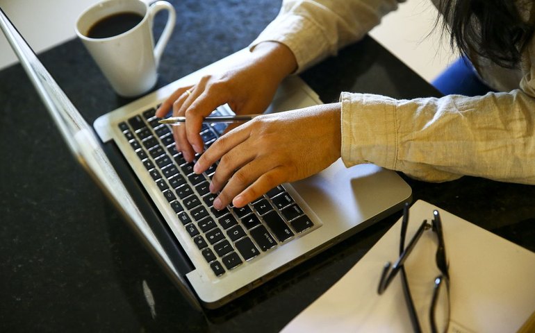 Dossiê Mulher: violência psicológica na internet aumentou 5.000% em uma década