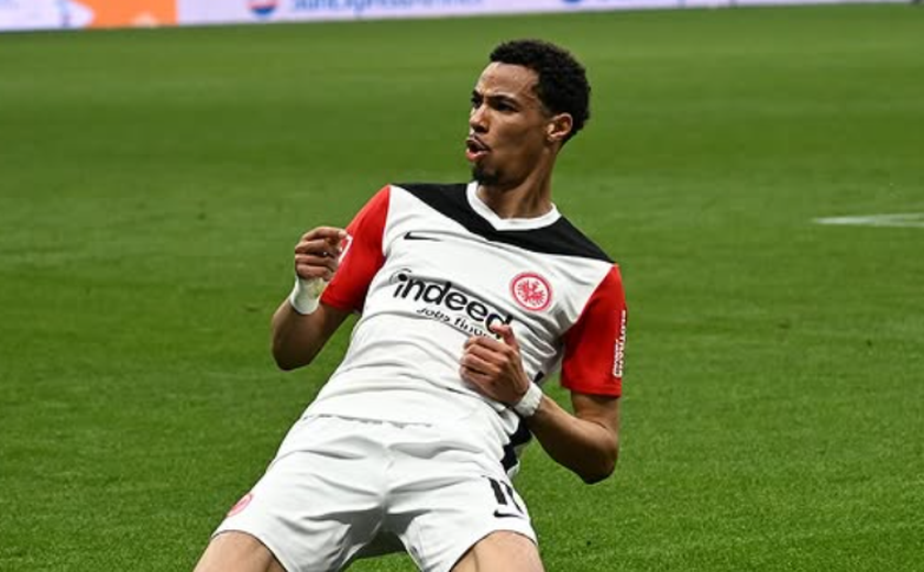 Ekitike assina contrato por seis temporadas e se apresenta ao Liverpool na Ásia