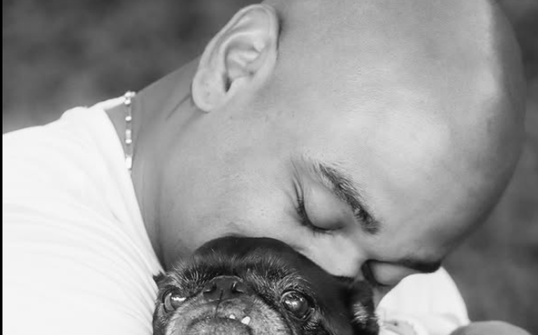 'Daria minha vida pela sua sempre': Cezar Black, do 'BBB 23', lamenta morte de seu cão Rocco