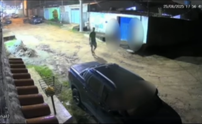 Imagens de câmeras de segurança mostram o suspeito se aproximando Imagens de câmeras de segurança mostram o suspeito se aproximando
