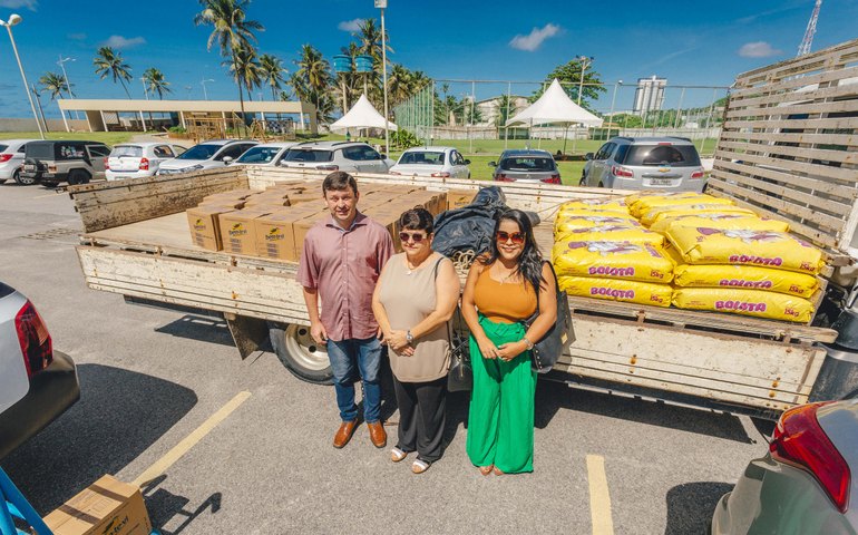 Comissão de Bem Estar Animal da OAB/AL recebe doações para abrigos e protetores independentes