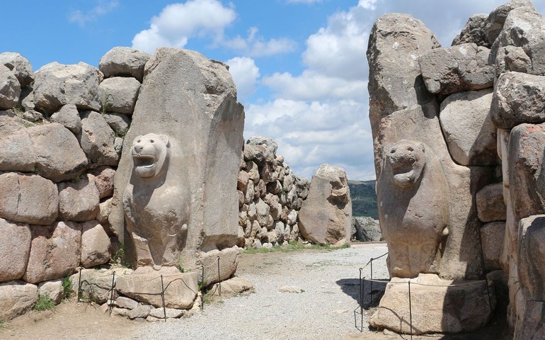 Arqueólogos desenterram na Turquia tabuleta cuneiforme intacta com texto de oráculo (VÍDEO)