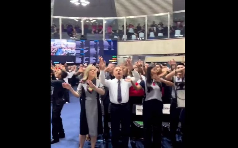 Assembleia do CE vira espaço para 'cultos' e celebra dia de obreiras da Universal