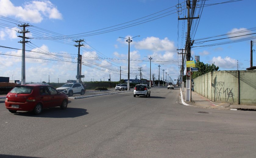 Após rede coletora de esgoto, Avenida Cachoeira do Meirim recebe nova pavimentação