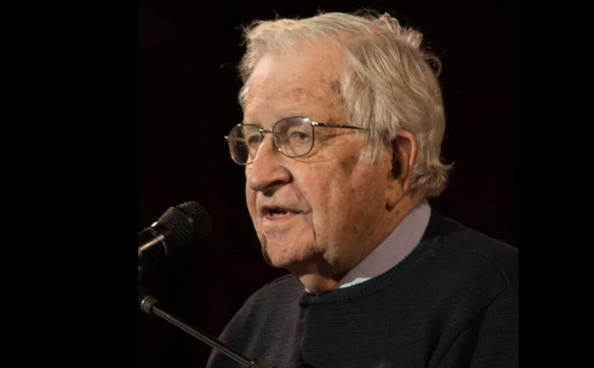 Noam Chomsky teve AVC e está se tratando no Brasil