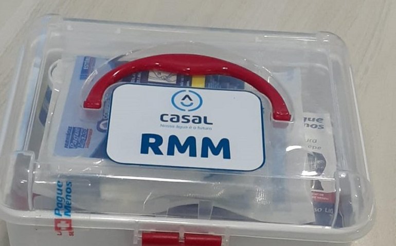 Abril Verde: Casal distribui kits de primeiros socorros para trabalhadores das ETAs