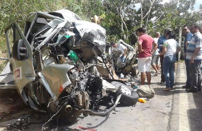 Motorista da caçamba é a sétima vítima de acidente com van, na BR-104