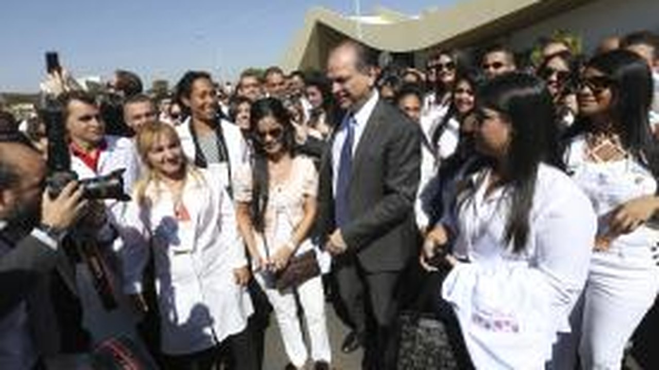 Governo aumenta salário do Mais Médicos e quer mais brasileiros no programa