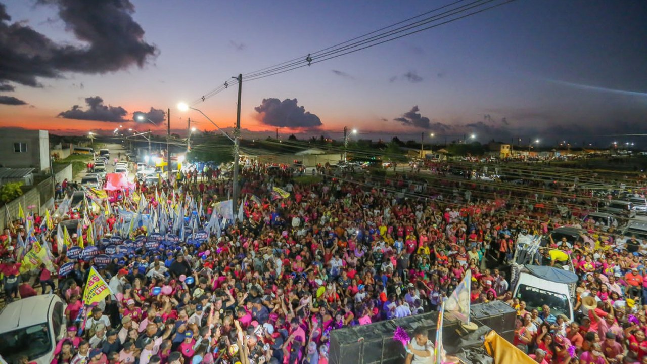 Arrastão de Gabi Gonçalves veste Rio Largo de rosa e leva multidão pelas ruas da cidade