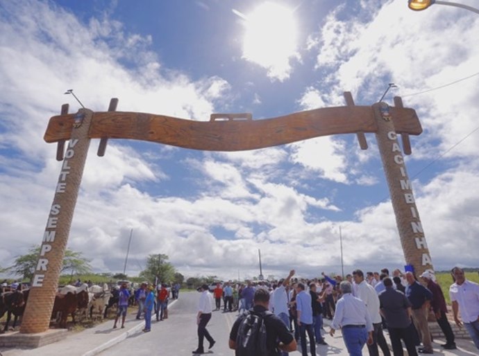 Cacimbinhas comemora emancipação com a presença de 41 prefeitos