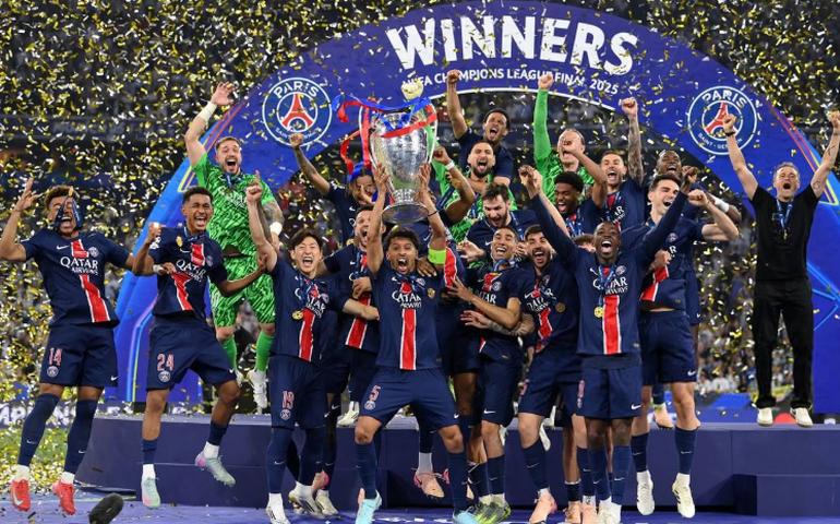 Jogador do PSG leva taça da Champions League à quadra central de Roland Garros