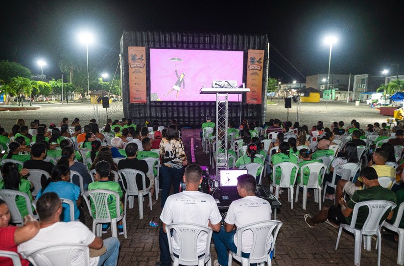 Praça Padre Cícero, em Murici, vira cinema ao ar livre para exibição de filme com temática ambiental