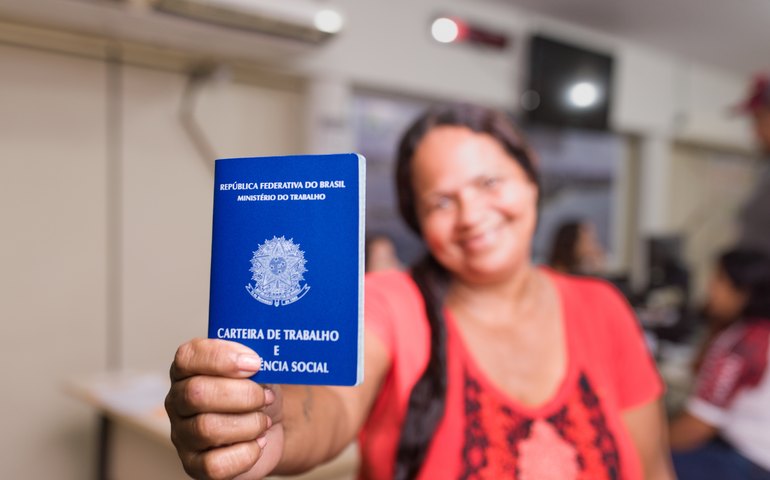 Taxa de desemprego fica em 6,1% no trimestre encerrado em março, aponta IBGE