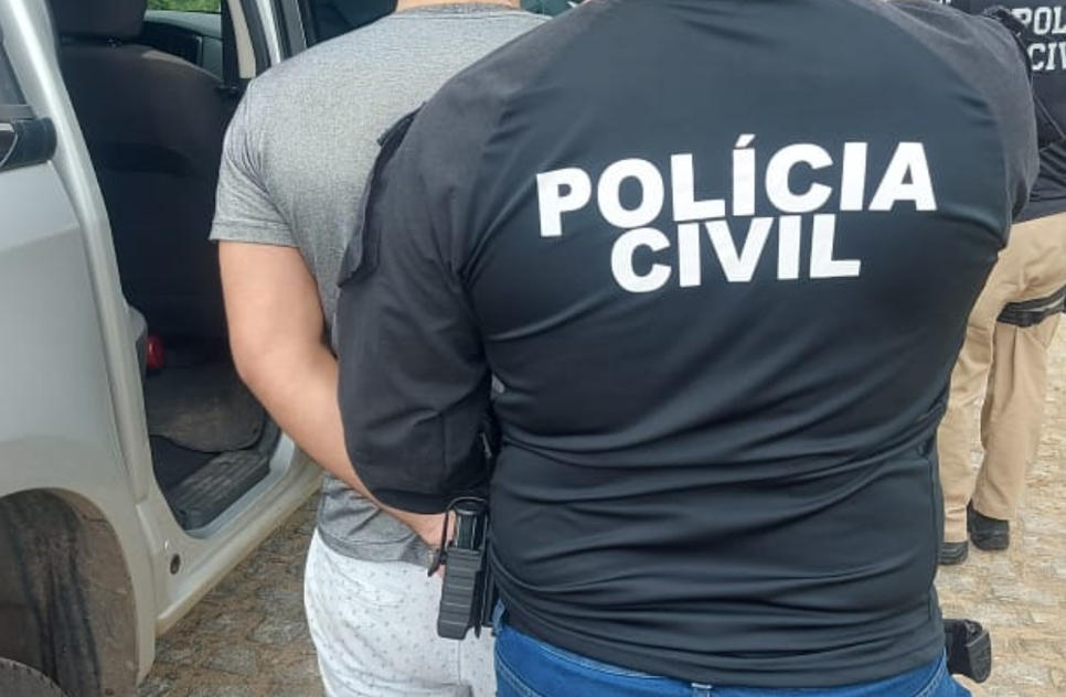 Homem tenta matar mulher a facadas e passa noite escondido dentro de matagal em Simão Dias