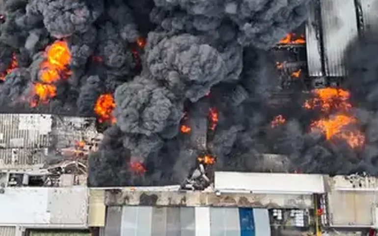 Incêndio em fábrica no Rio deixa ao menos nove pessoas feridas