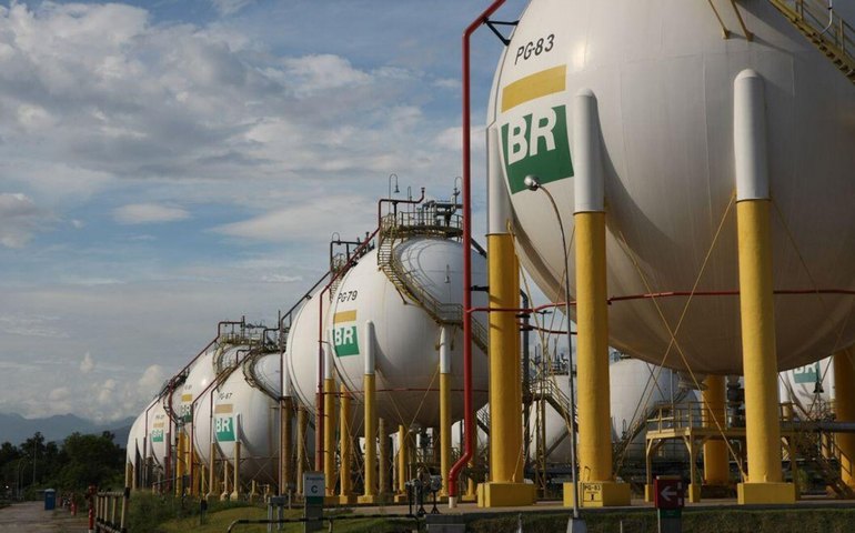 Adeptos de Jair Bolsonaro tentam, sem sucesso, bloquear refinarias de petróleo