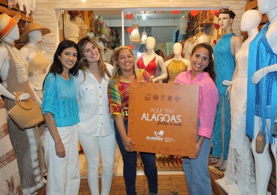 Programa Alagoas Feita à Mão entrega placa para artesã do Pontal da Barra