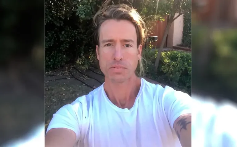 Filho de chefão de Hollywood aparece em vídeo jogando suposto corpo na lixeira