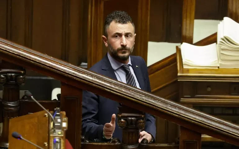 Deputado que disparou arma em Réveillon é condenado na Itália