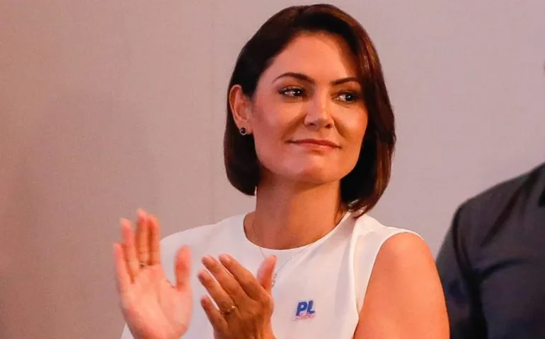 Michelle Bolsonaro pede orações nas redes sociais por ex-presidente internado