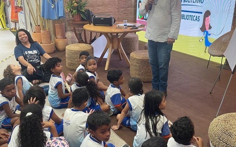 Oficina 'Tecendo Poemas' incentiva estudantes a expressarem emoções por meio da escrita