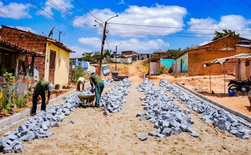 Prefeitura de Arapiraca inicia obras de pavimentação e construção de moradias no bairro Mangabeiras