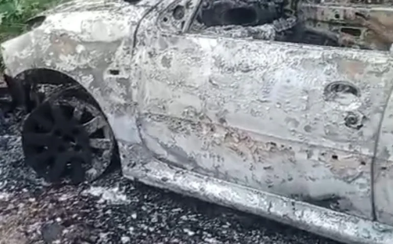 Carro totalmente carbonizado é encontrado em área isolada de Arapiraca