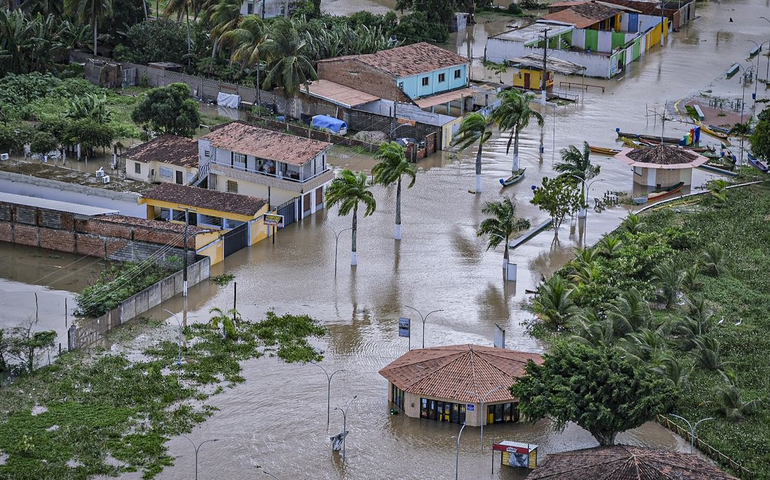 Cartilha ensina como limpar casa após enchentes