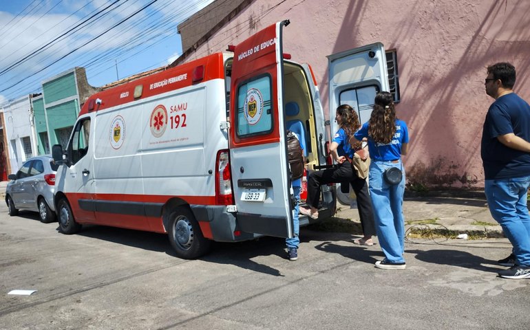 Samu atende vítima de colisão entre carro e moto, em Maceió