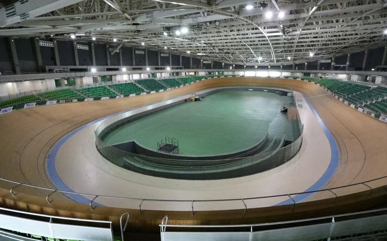 Prefeitura inicia recuperação do telhado do velódromo após incêndio