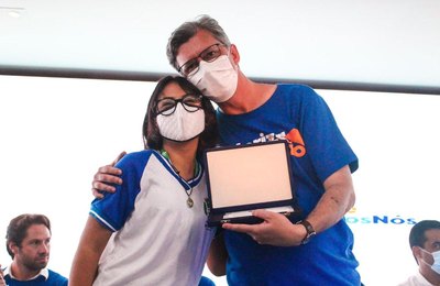 Secretário prestigia aluna medalhista nacional de Matemática