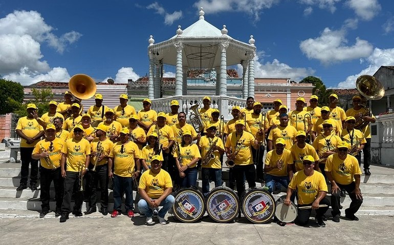 Orquestra da Sociedade Musical Penedense desfila pelas ruas de Penedo